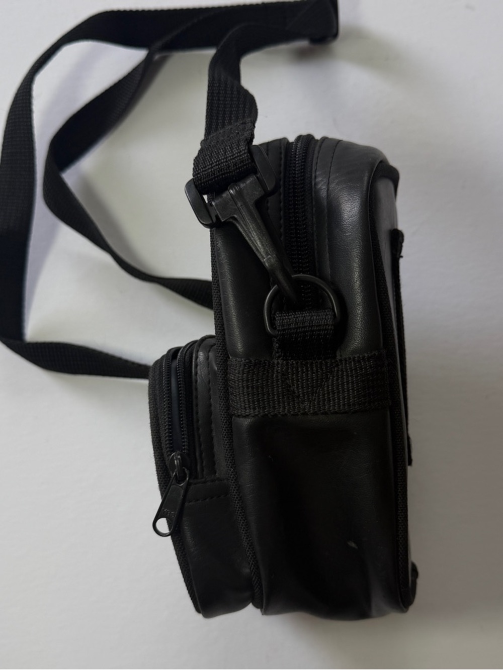 Nikon Black Small Crossbody Camera Pouch - Picture 4 of 7